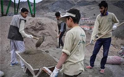 جوانان این مرز و بوم هر کدام در جبهه ای می جنگند ، برخی خط‌‌ ‌شکنان آتش به اختیار مانند محسن حججی برای حفظ ارزش‌ها  و دفاع از حریم و حرم کمر همت می بندند